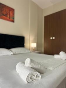 سرير أو أسرّة في غرفة في Apartment Gjiri i Lalzit