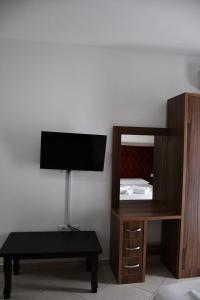 TV a/nebo společenská místnost v ubytování Apartamente Antoni Shengjin