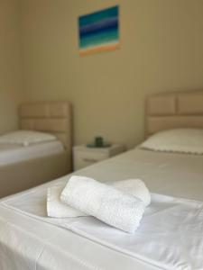 سرير أو أسرّة في غرفة في Apartment Gjiri i Lalzit