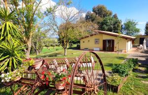 丰特博兰达Agriturismo La Sorgente的花园内种有鲜花的长凳