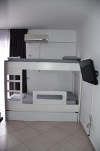 Palanda nebo palandy na pokoji v ubytování Apartamente Antoni Shengjin