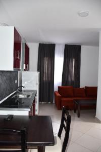 Kuchyň nebo kuchyňský kout v ubytování Apartamente Antoni Shengjin
