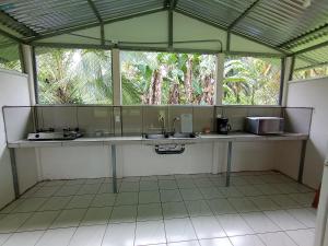a bathroom with two sinks and a large window at Posada Rural Río Celeste in Rio Celeste