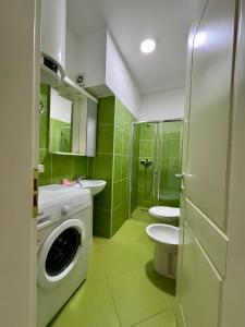 Koupelna v ubytování Apartamente Antoni Shengjin