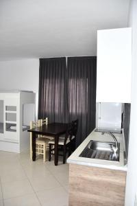 Kuchyň nebo kuchyňský kout v ubytování Apartamente Antoni Shengjin