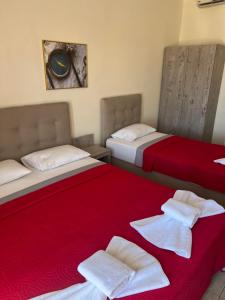 Postel nebo postele na pokoji v ubytování SimOtel Ermis