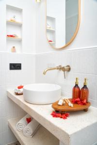 ギリ・トラワンガンにあるIsla Villas - Private Boutique Villasの洗面台と鏡のあるバスルーム