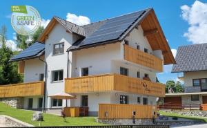 博希尼Apartments Vila Darja的屋顶装有太阳能电池板的房子