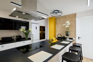 une cuisine avec un comptoir noir et blanc dans l'établissement Apartamento familiar Puerto Nova en Tierno Galvan, à Carthagène