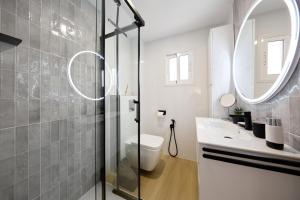 une salle de bain avec toilettes, lavabo et miroir dans l'établissement Apartamento familiar Puerto Nova en Tierno Galvan, à Carthagène 23 autres photos