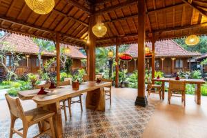 Restaurace v ubytování Dani Beach Villa - Beachfront Villas in Penuktukan