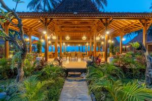 Zahrada ubytování Dani Beach Villa - Beachfront Villas in Penuktukan