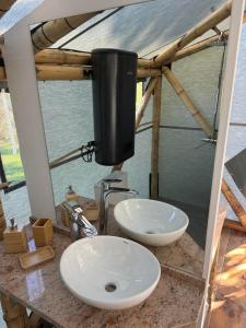 un bagno con lavandino e servizi igienici su un bancone di Bamboo glamping a Kotor (Cattaro)