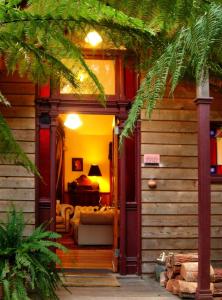 a living room with a couch and a bed at Arcadia Cottages in Olinda