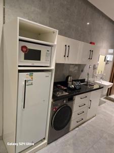 Η κουζίνα ή μικρή κουζίνα στο Celine Home Serviced Apartment - Tuwaiq