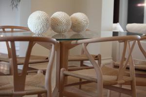 カヴァッリーノ・トレポルティにあるヴィラ サッケッタのガラステーブル(椅子4脚付)とガラステーブル(球付)