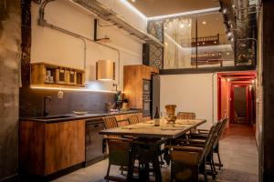a kitchen with a table and chairs in a room at Loft artístico Espacio Lirola Centro in Granada