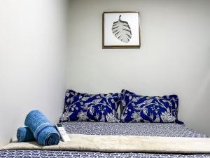 BalsasVila Imper Host Balsas- Apês com Wi-fi I A/C a 3 min. do Mix Mateus的一张带蓝色和白色枕头的床和一张照片
