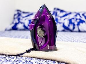 um mouse de computador roxo em cima de uma toalha em Vila Imper Host Balsas- Apês com Wi-fi I A/C a 3 min. do Mix Mateus em Balsas