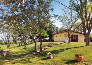 丰特博兰达Agriturismo La Sorgente的院子中间有树的房子