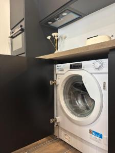 a washer and dryer in a laundry room at L'Ecrin de Monaco Studio Emplacement privilégié in Beausoleil