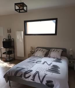 Ένα ή περισσότερα κρεβάτια σε δωμάτιο στο Studio indépendant au coeur de Locmaria-Plouzané