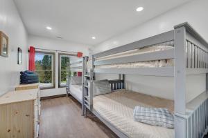 Ένα ή περισσότερα κρεβάτια σε δωμάτιο στο Renovated & Spacious Home Wood Fireplace Hot Tub