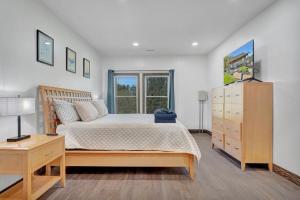 Ένα ή περισσότερα κρεβάτια σε δωμάτιο στο Renovated & Spacious Home Wood Fireplace Hot Tub +66 φωτογραφίες