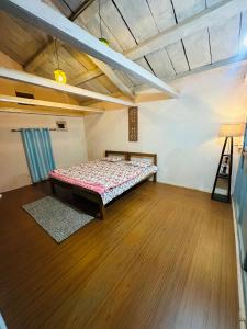 Postel nebo postele na pokoji v ubytování Deodar Village Homestay Devalsari