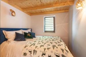 En eller flere senge i et værelse på Osada Izerska