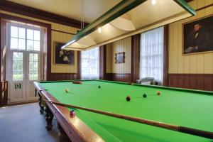 una sala biliardo con tavolo verde da biliardo di Upcott Cottage a Barnstaple