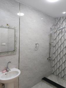 ein Badezimmer mit Waschbecken und Dusche in der Unterkunft العالمين لالعاب المائيه in El-Alamein