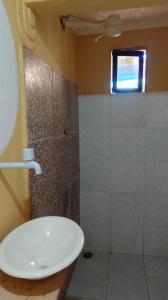 a bathroom with a sink and a shower at ORLANDO CITY PARK área de camping in Touros
