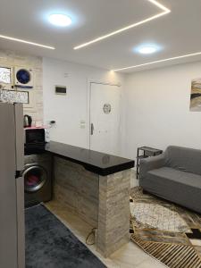 ein Wohnzimmer mit einer Theke und einer Couch in der Unterkunft العالمين لالعاب المائيه in El-Alamein + 7 Fotos