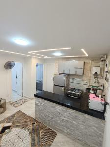 eine Küche mit einer Arbeitsplatte in einem Raum in der Unterkunft العالمين لالعاب المائيه in El-Alamein