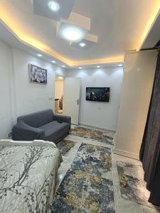 ein Wohnzimmer mit einem Bett und einer Couch in der Unterkunft العالمين لالعاب المائيه in El-Alamein