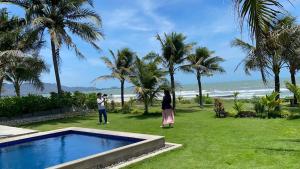 people taking a picture of the ocean and a swimming pool at Biệt thự nghỉ dưỡng Saint Simeon Long Hải in Ấp Phước Tĩnh +5 photos