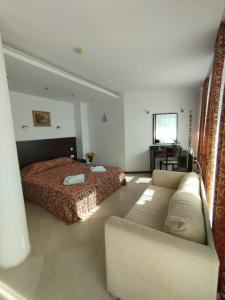 En eller flere senge i et værelse på Sea View Apartment C 514