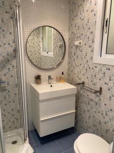 a bathroom with a sink and a mirror at Escapada junto a Picasso in Málaga