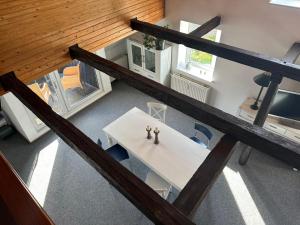 an overhead view of a room with a table and chairs at FeWo Denkerstraße in Rendsburg