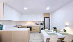 Kuchyň nebo kuchyňský kout v ubytování CSS Coastal Smart Superior With Gym Spacious Apt