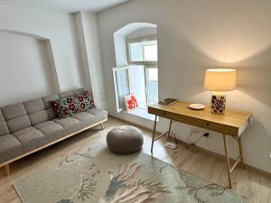 un soggiorno con un divano e un tavolo con una lampada di Apartmán Na bidýlku - On the Perch Apartment a Tábor
