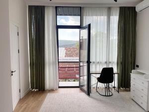 Fotografie z fotogalerie ubytování Niabi 3BDR Villa with pool v destinaci Tbilisi City