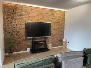 TV a/nebo společenská místnost v ubytování Niabi 3BDR Villa with pool