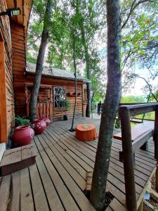 a porch of a log cabin with a swing at Hermosa Cabaña Rústica Bosque Ámbar in Chillán