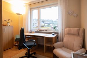 a office with a desk and a chair and a window at Ferienwohnung Kirsch in Sankt Wendel