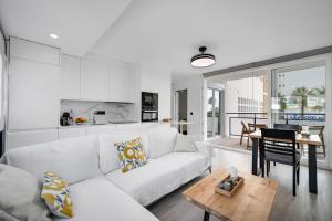 ein Wohnzimmer mit einer weißen Couch und einem Tisch in der Unterkunft ALAY NEARBY BEaCH in Benalmádena