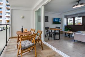 ein Wohnzimmer mit Tisch und Stühlen in der Unterkunft ALAY NEARBY BEaCH in Benalmádena