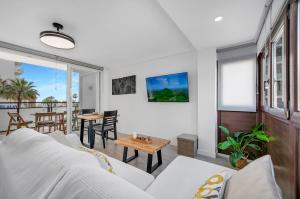 TV a/nebo společenská místnost v ubytování ALAY NEARBY BEaCH