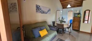 a living room with a couch and a table at Casa aconchego perto da praia in Guaratuba
